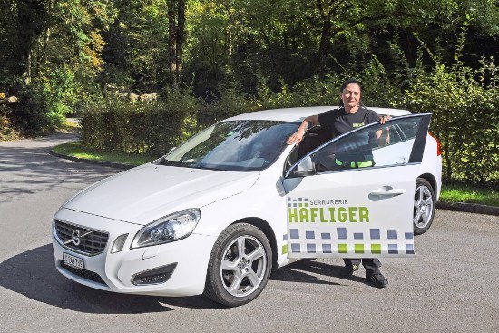 Monteur sortant de la voiture